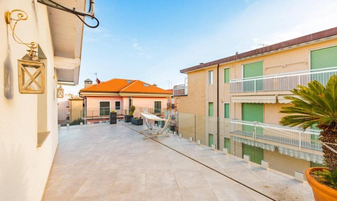 Appartamento Spotorno Con Ampio Terrazzo Attrezzato Anche Con Angolo Cottura Exterior foto