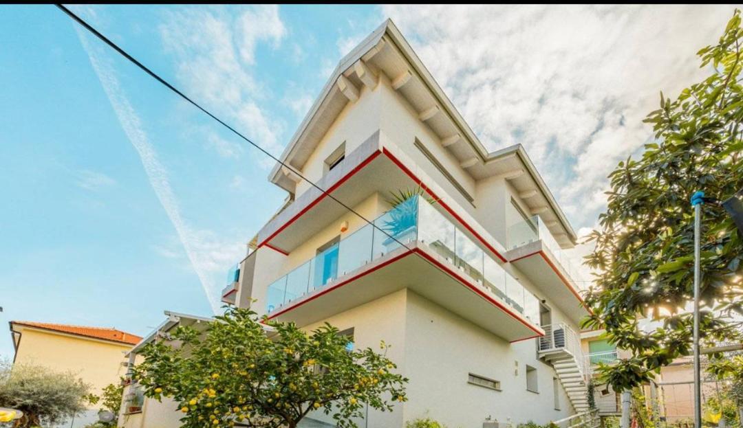Appartamento Spotorno Con Ampio Terrazzo Attrezzato Anche Con Angolo Cottura Exterior foto